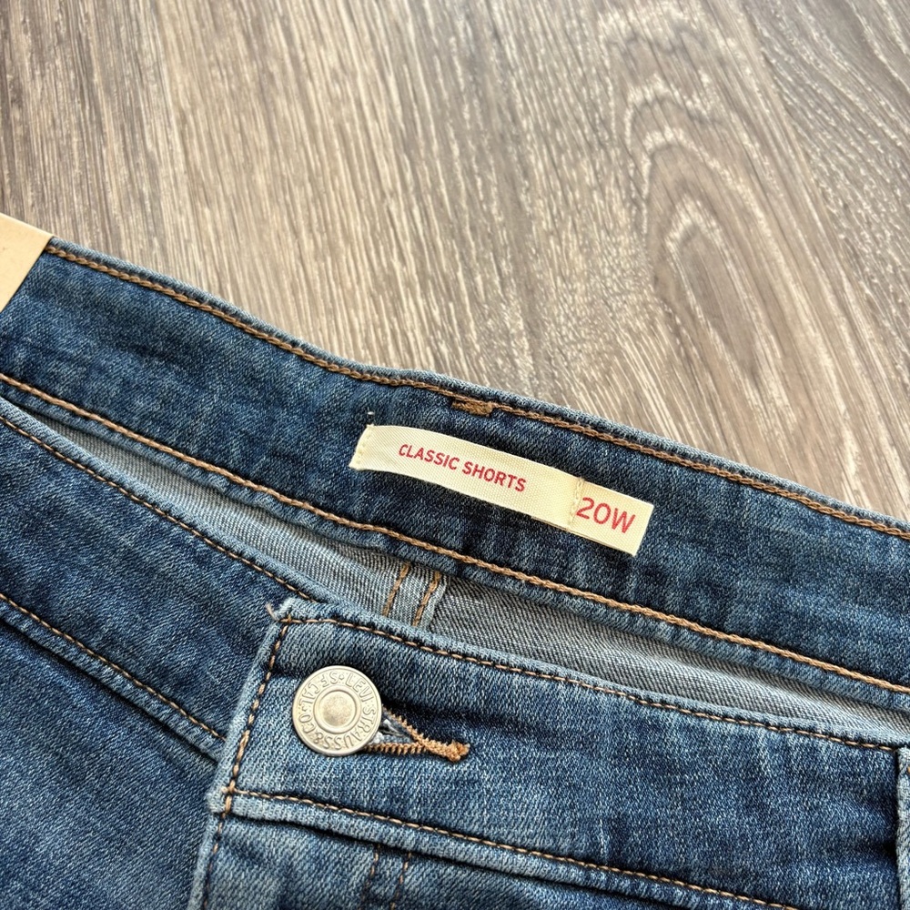 Levi’s Classic Mid-Length Denim Shorts Size 20W NWT Distressed Medium Wash - Picture 5 of 9